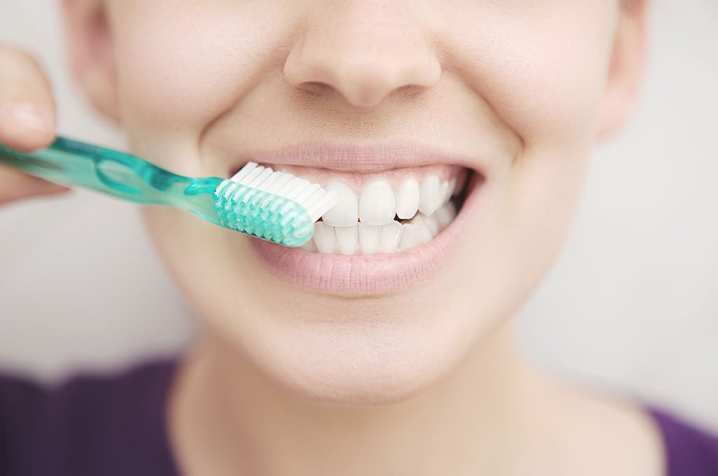 Nettoyage des dents à Victoriaville aux cliniques dentaires Fréchette et Nadeau.
